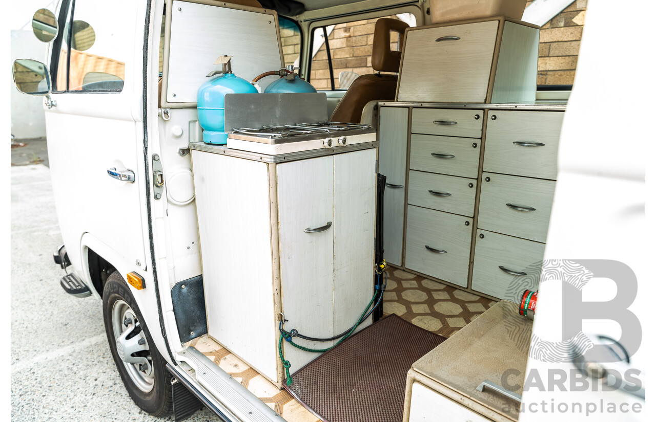 1/1970 Volkswagen Kombi Type 2 T2 Microbus Transporter Van Antarctica White 1.8L