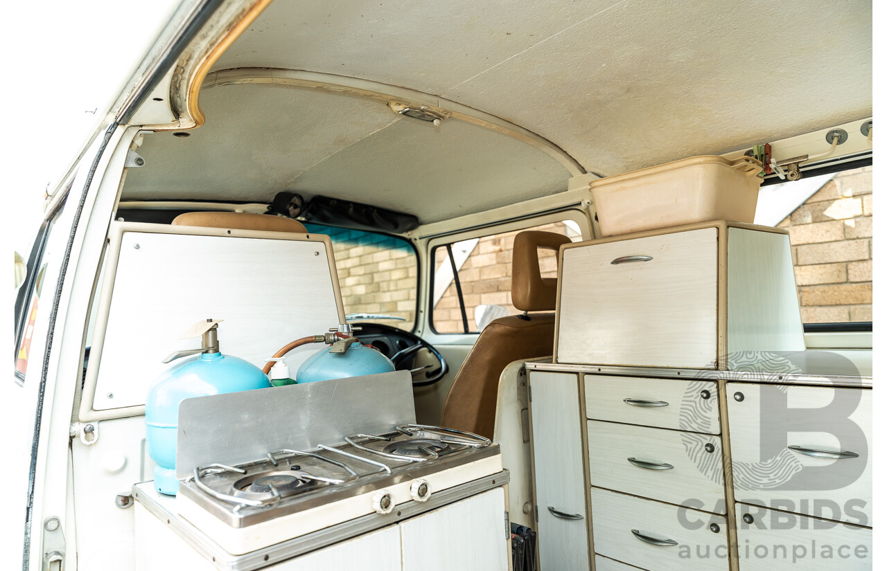 1/1970 Volkswagen Kombi Type 2 T2 Microbus Transporter Van Antarctica White 1.8L