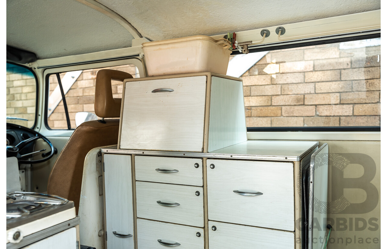 1/1970 Volkswagen Kombi Type 2 T2 Microbus Transporter Van Antarctica White 1.8L