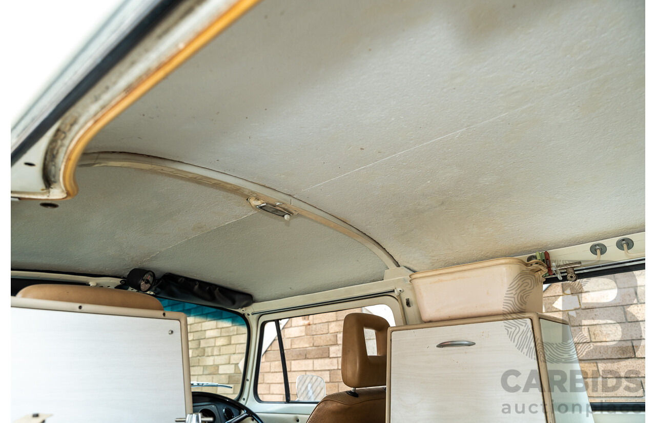 1/1970 Volkswagen Kombi Type 2 T2 Microbus Transporter Van Antarctica White 1.8L