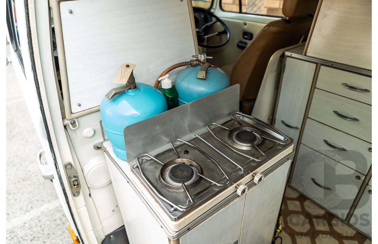 1/1970 Volkswagen Kombi Type 2 T2 Microbus Transporter Van Antarctica White 1.8L