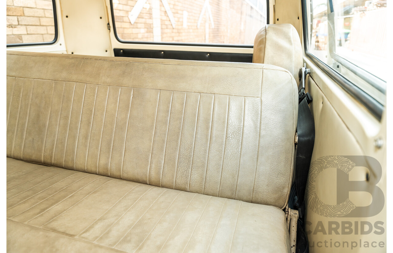 1/1970 Volkswagen Kombi Type 2 T2 Microbus Transporter Van Antarctica White 1.8L