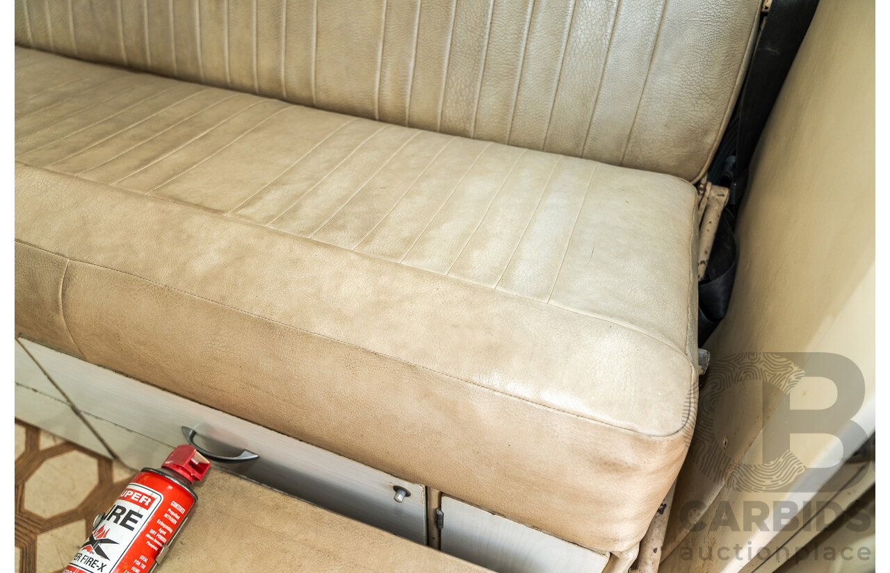 1/1970 Volkswagen Kombi Type 2 T2 Microbus Transporter Van Antarctica White 1.8L