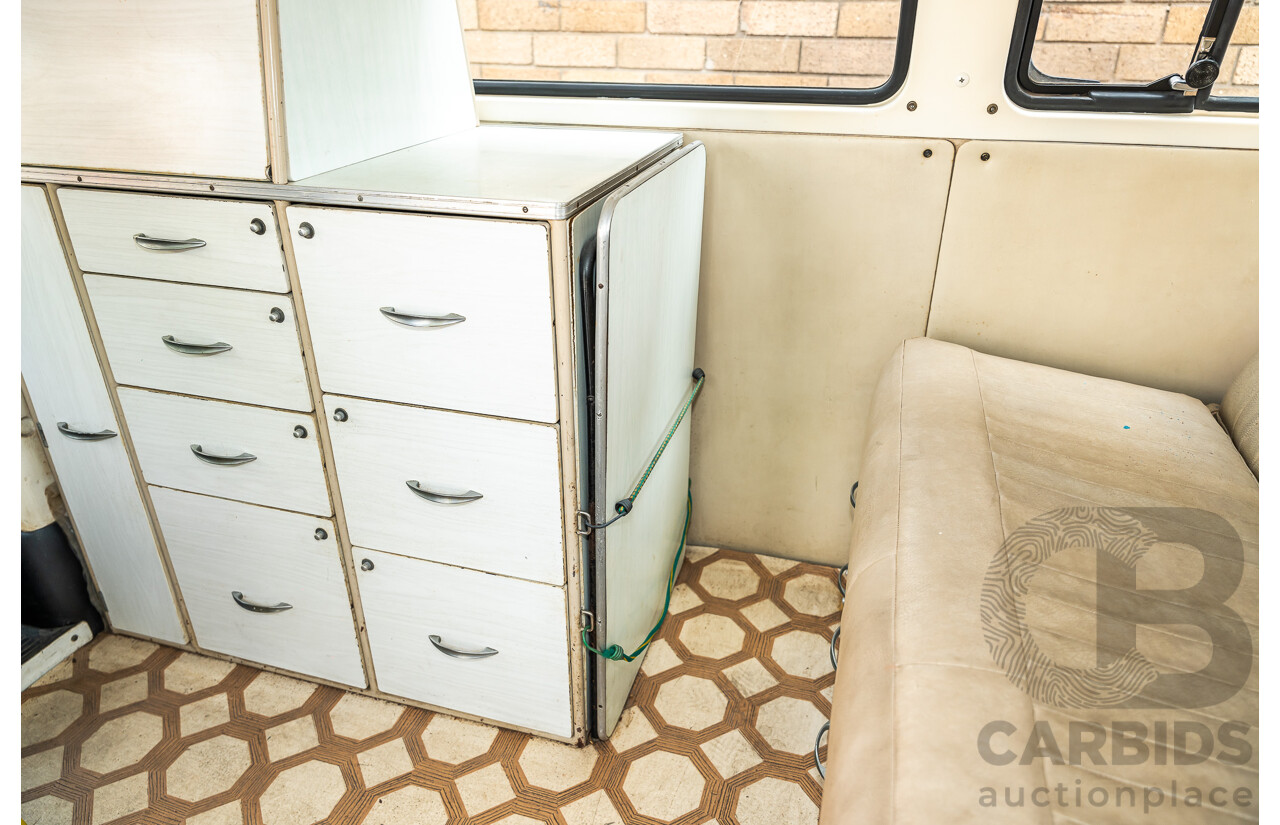 1/1970 Volkswagen Kombi Type 2 T2 Microbus Transporter Van Antarctica White 1.8L