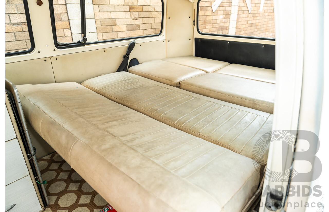 1/1970 Volkswagen Kombi Type 2 T2 Microbus Transporter Van Antarctica White 1.8L