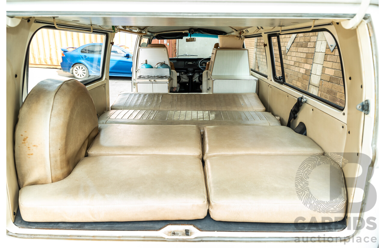 1/1970 Volkswagen Kombi Type 2 T2 Microbus Transporter Van Antarctica White 1.8L