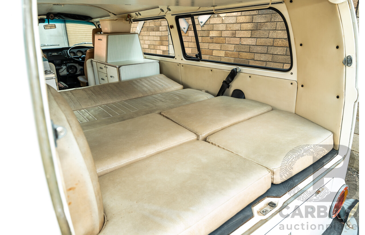 1/1970 Volkswagen Kombi Type 2 T2 Microbus Transporter Van Antarctica White 1.8L