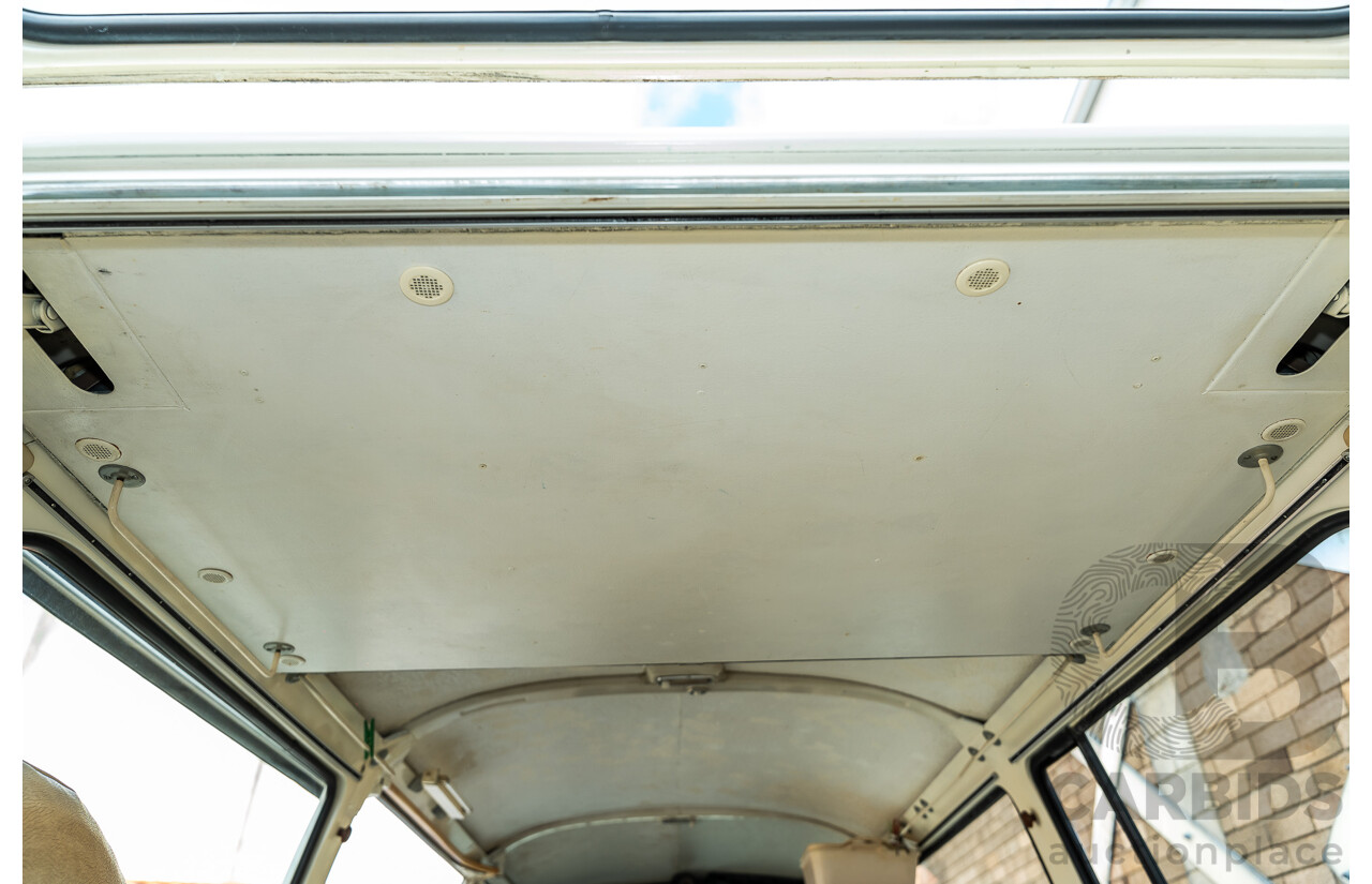 1/1970 Volkswagen Kombi Type 2 T2 Microbus Transporter Van Antarctica White 1.8L