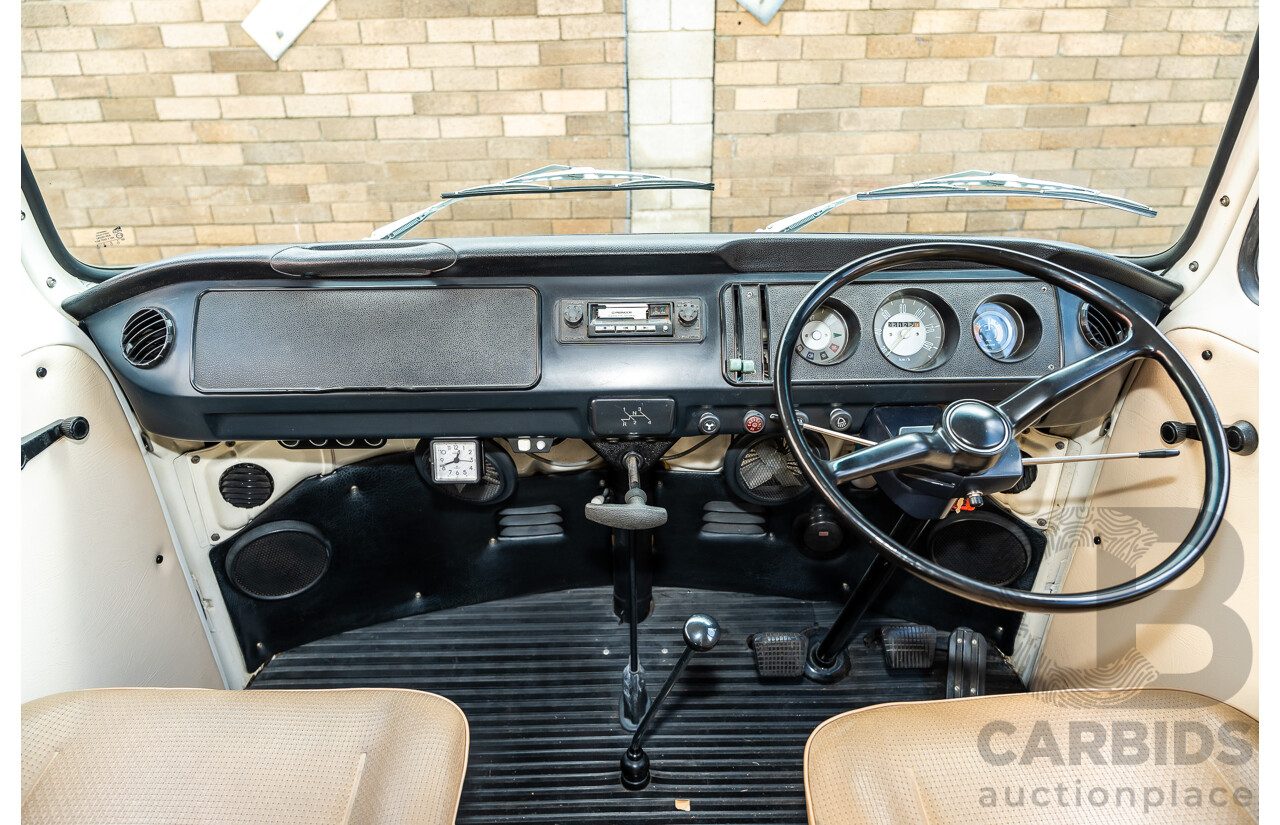 1/1970 Volkswagen Kombi Type 2 T2 Microbus Transporter Van Antarctica White 1.8L