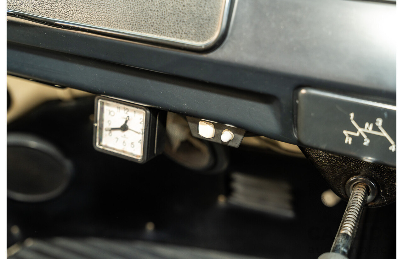 1/1970 Volkswagen Kombi Type 2 T2 Microbus Transporter Van Antarctica White 1.8L