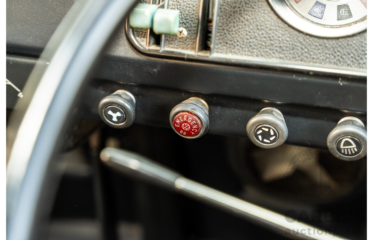 1/1970 Volkswagen Kombi Type 2 T2 Microbus Transporter Van Antarctica White 1.8L