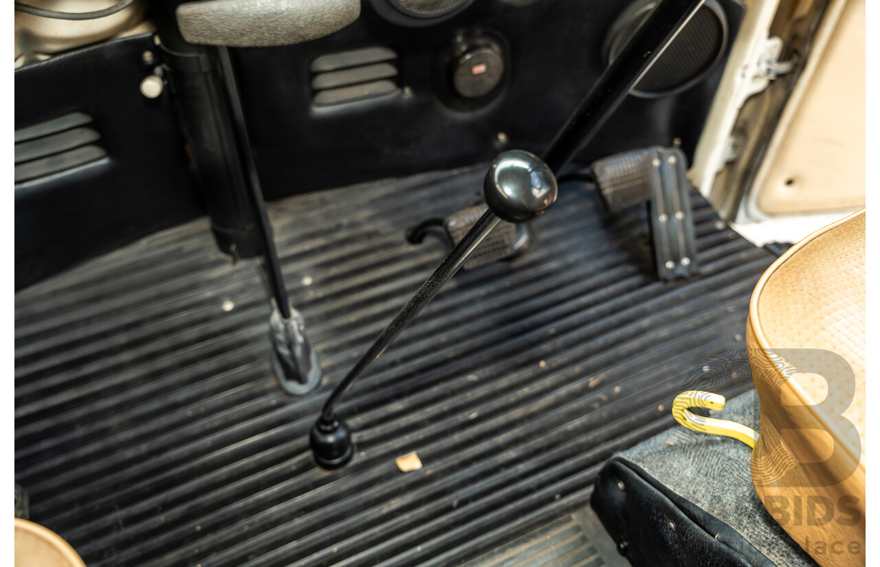 1/1970 Volkswagen Kombi Type 2 T2 Microbus Transporter Van Antarctica White 1.8L