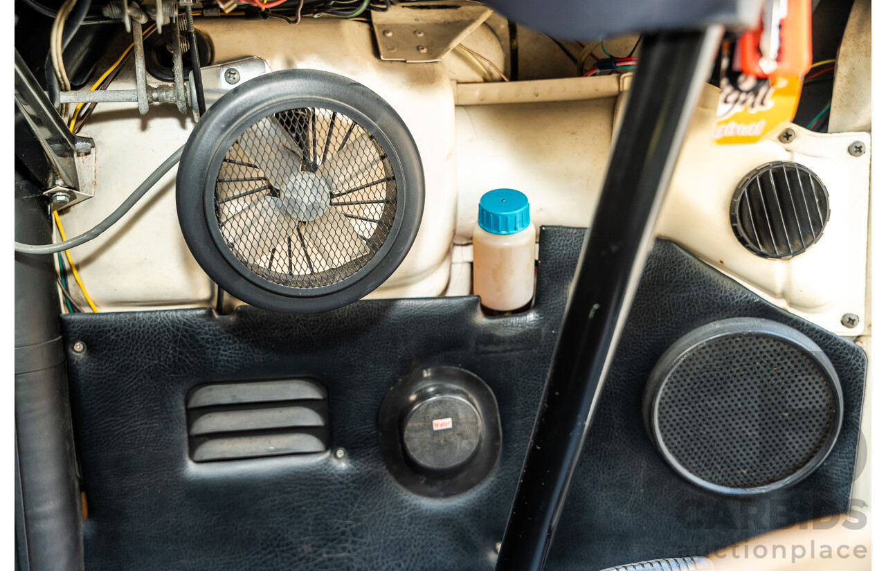 1/1970 Volkswagen Kombi Type 2 T2 Microbus Transporter Van Antarctica White 1.8L