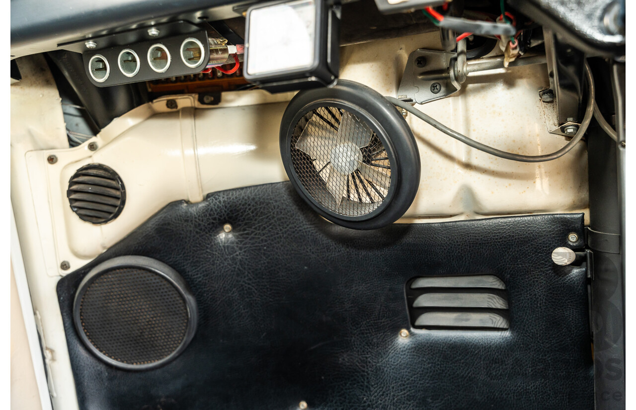 1/1970 Volkswagen Kombi Type 2 T2 Microbus Transporter Van Antarctica White 1.8L