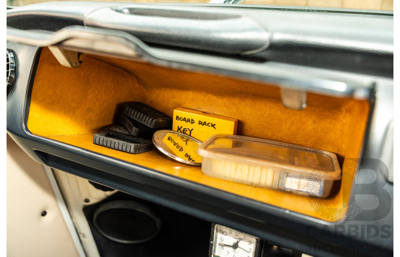 1/1970 Volkswagen Kombi Type 2 T2 Microbus Transporter Van Antarctica White 1.8L