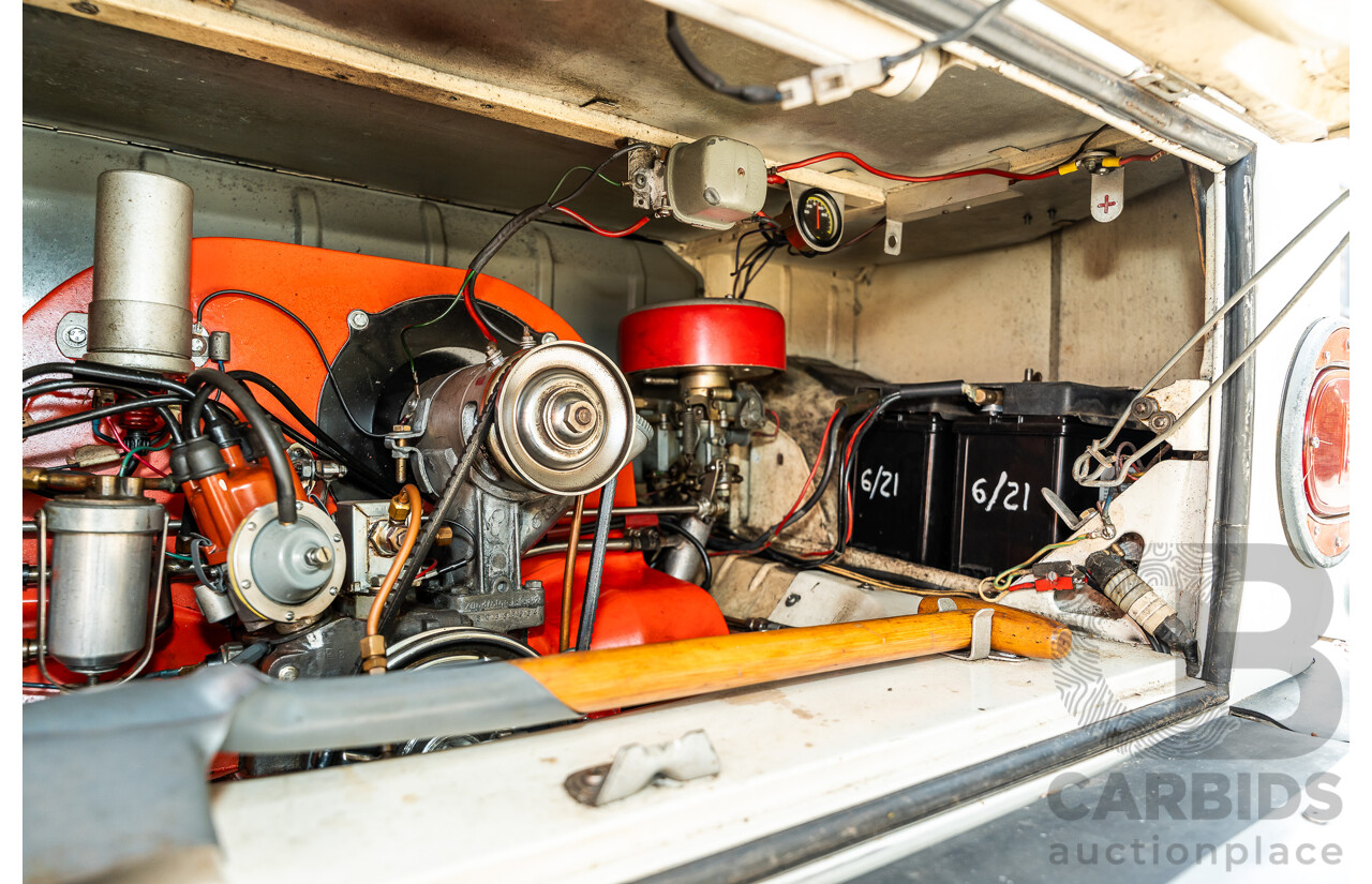 1/1970 Volkswagen Kombi Type 2 T2 Microbus Transporter Van Antarctica White 1.8L