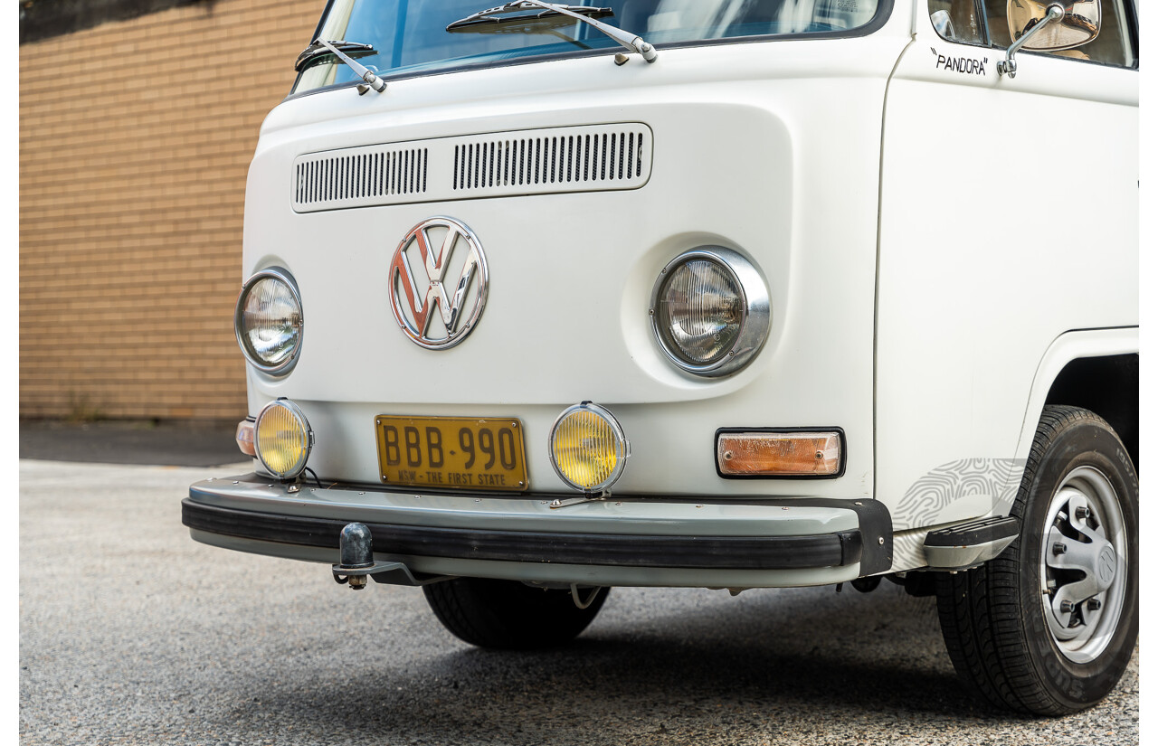 1/1970 Volkswagen Kombi Type 2 T2 Microbus Transporter Van Antarctica White 1.8L