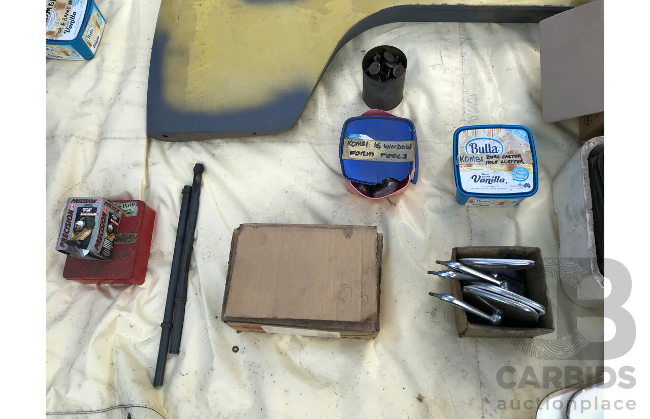 1/1970 Volkswagen Kombi Type 2 T2 Microbus Transporter Van Antarctica White 1.8L