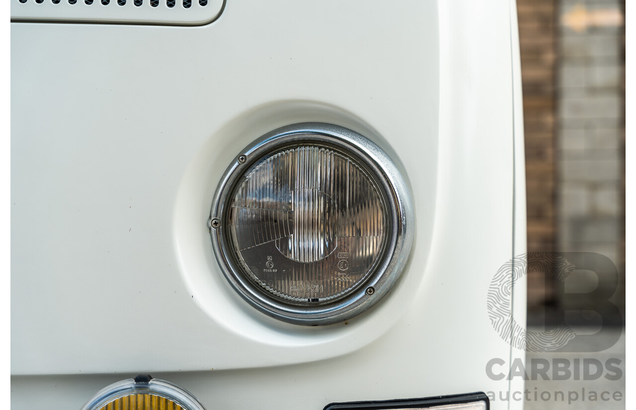 1/1970 Volkswagen Kombi Type 2 T2 Microbus Transporter Van Antarctica White 1.8L