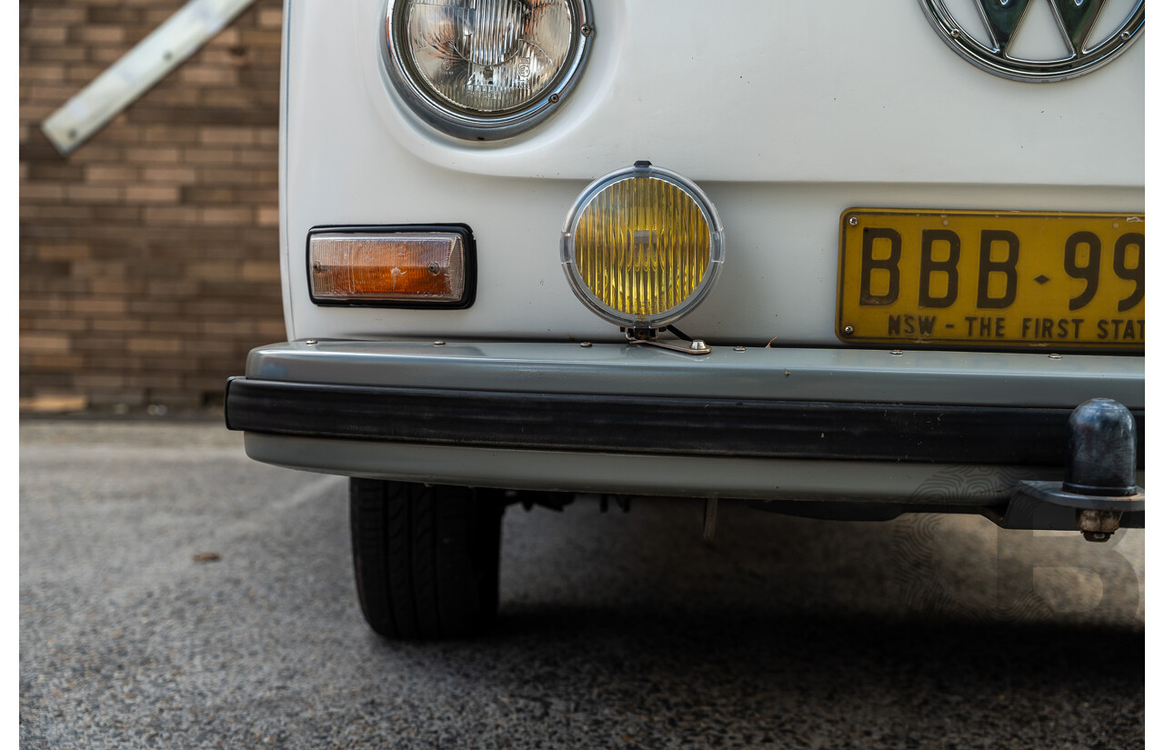 1/1970 Volkswagen Kombi Type 2 T2 Microbus Transporter Van Antarctica White 1.8L