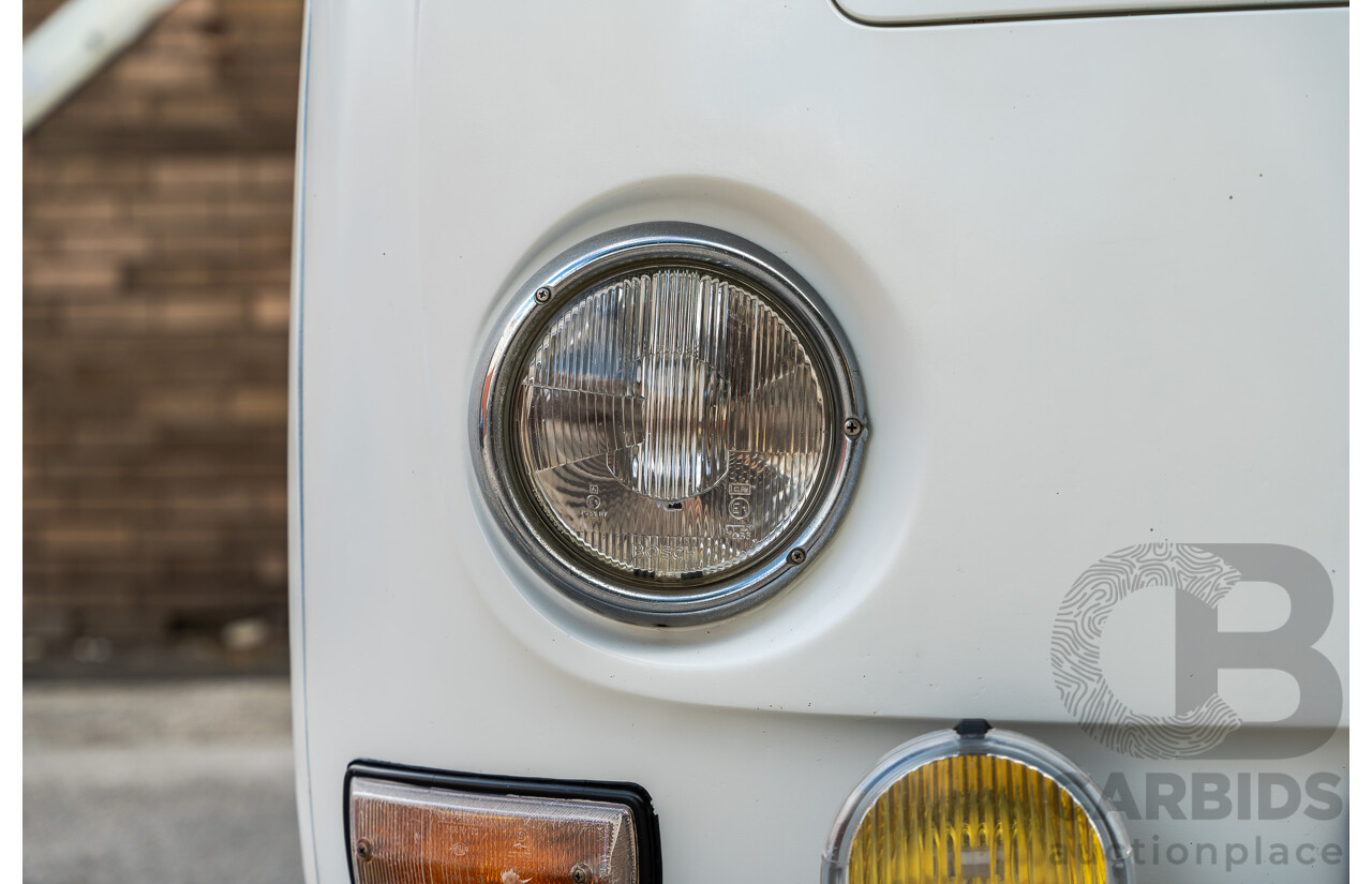 1/1970 Volkswagen Kombi Type 2 T2 Microbus Transporter Van Antarctica White 1.8L