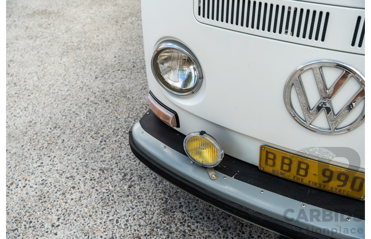 1/1970 Volkswagen Kombi Type 2 T2 Microbus Transporter Van Antarctica White 1.8L