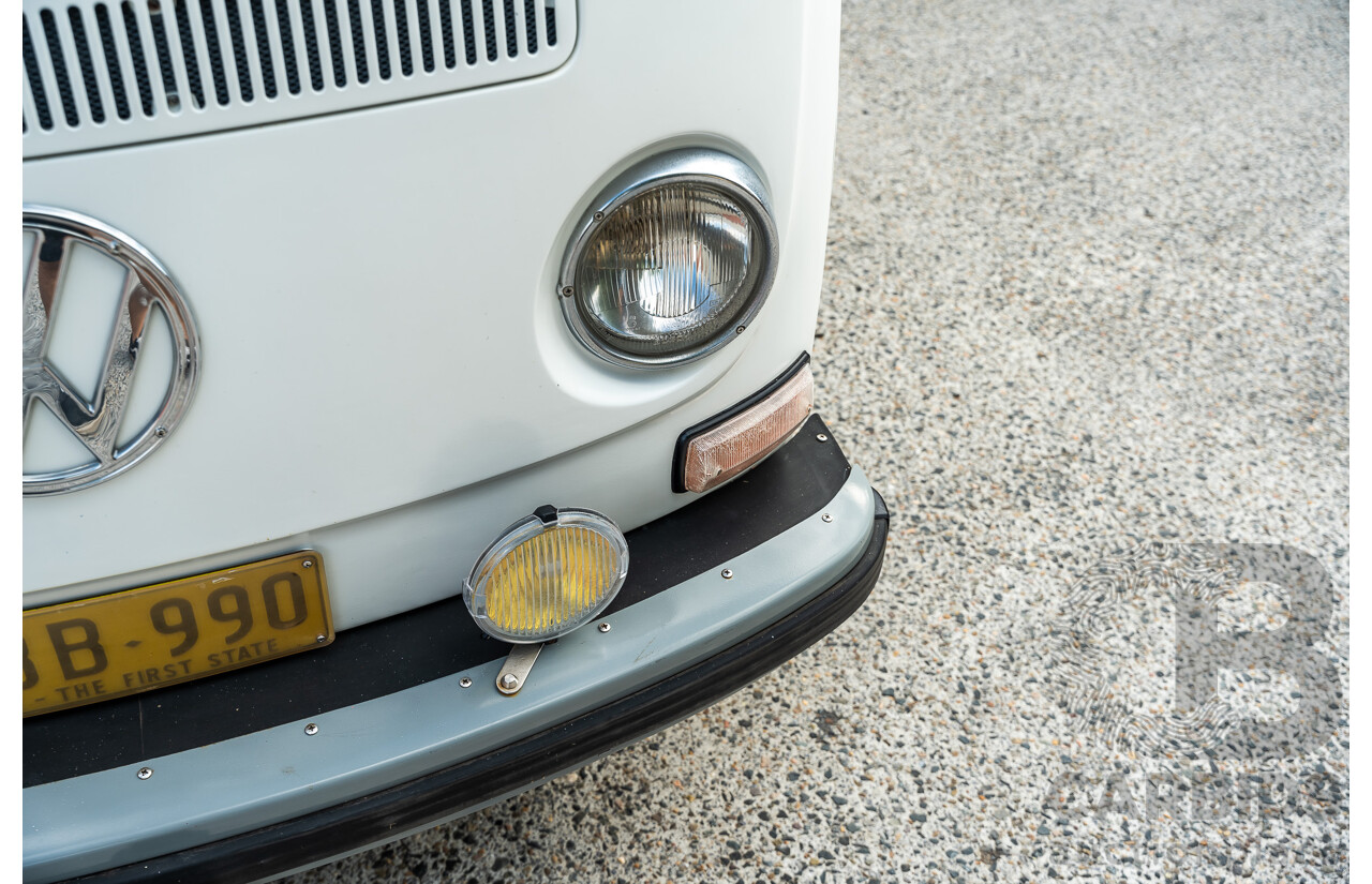 1/1970 Volkswagen Kombi Type 2 T2 Microbus Transporter Van Antarctica White 1.8L