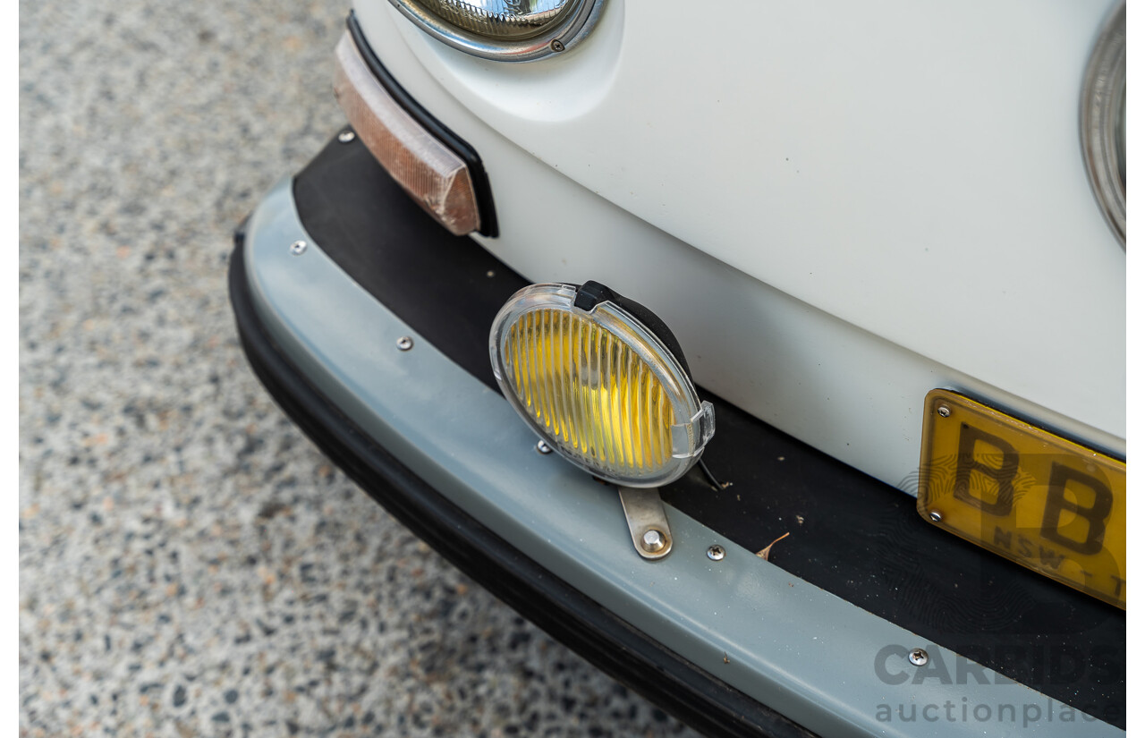 1/1970 Volkswagen Kombi Type 2 T2 Microbus Transporter Van Antarctica White 1.8L