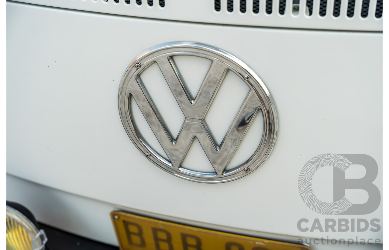 1/1970 Volkswagen Kombi Type 2 T2 Microbus Transporter Van Antarctica White 1.8L