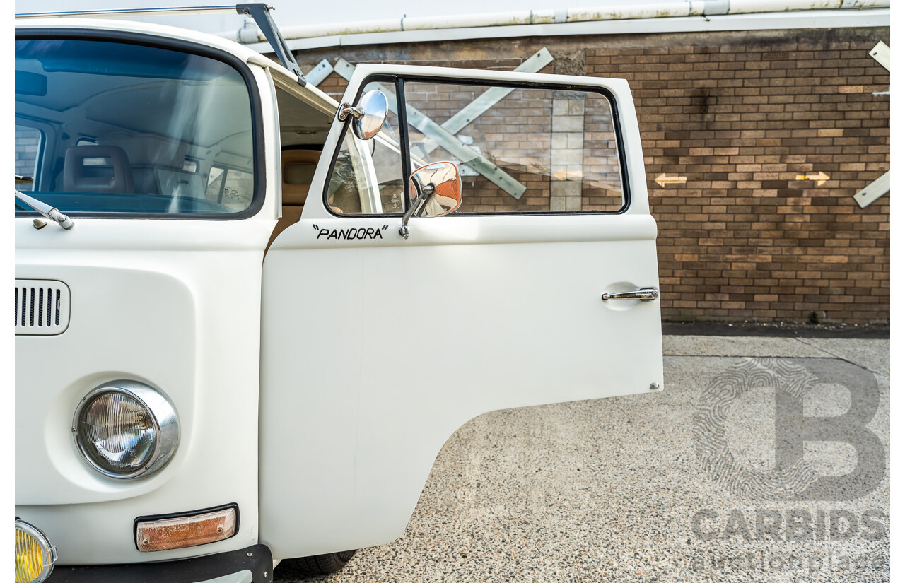 1/1970 Volkswagen Kombi Type 2 T2 Microbus Transporter Van Antarctica White 1.8L