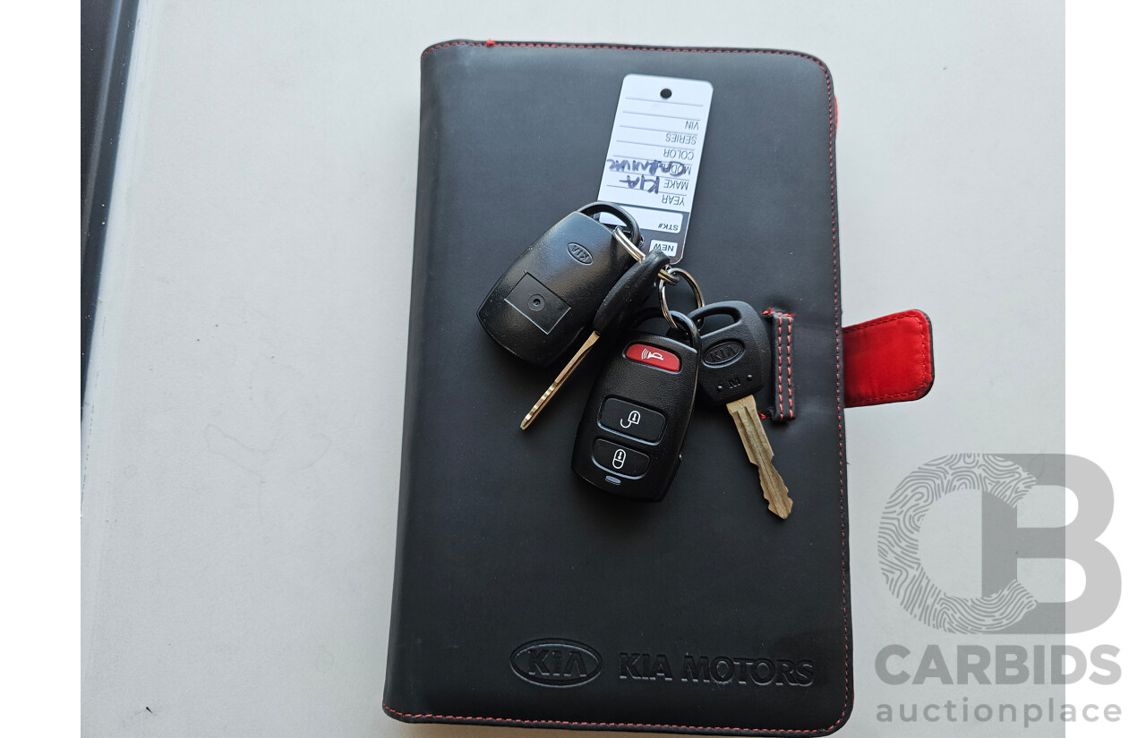 12/2012 Kia Grand Carnival S VQ MY13 4d Wagon White 3.5L