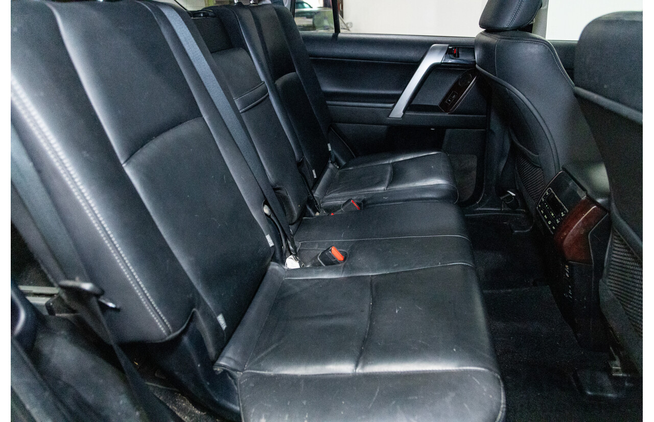 10/2013 Toyota Landcruiser Prado Kakadu (4x4) KDJ150R MY14 4D Wagon Grey Turbo Diesel 3.0L - 7 seater