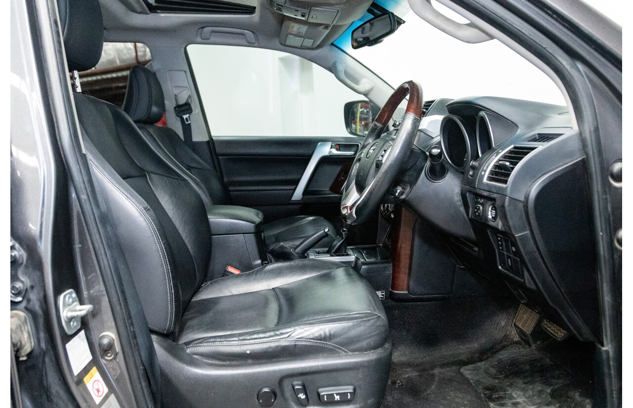 10/2013 Toyota Landcruiser Prado Kakadu (4x4) KDJ150R MY14 4D Wagon Grey Turbo Diesel 3.0L - 7 seater