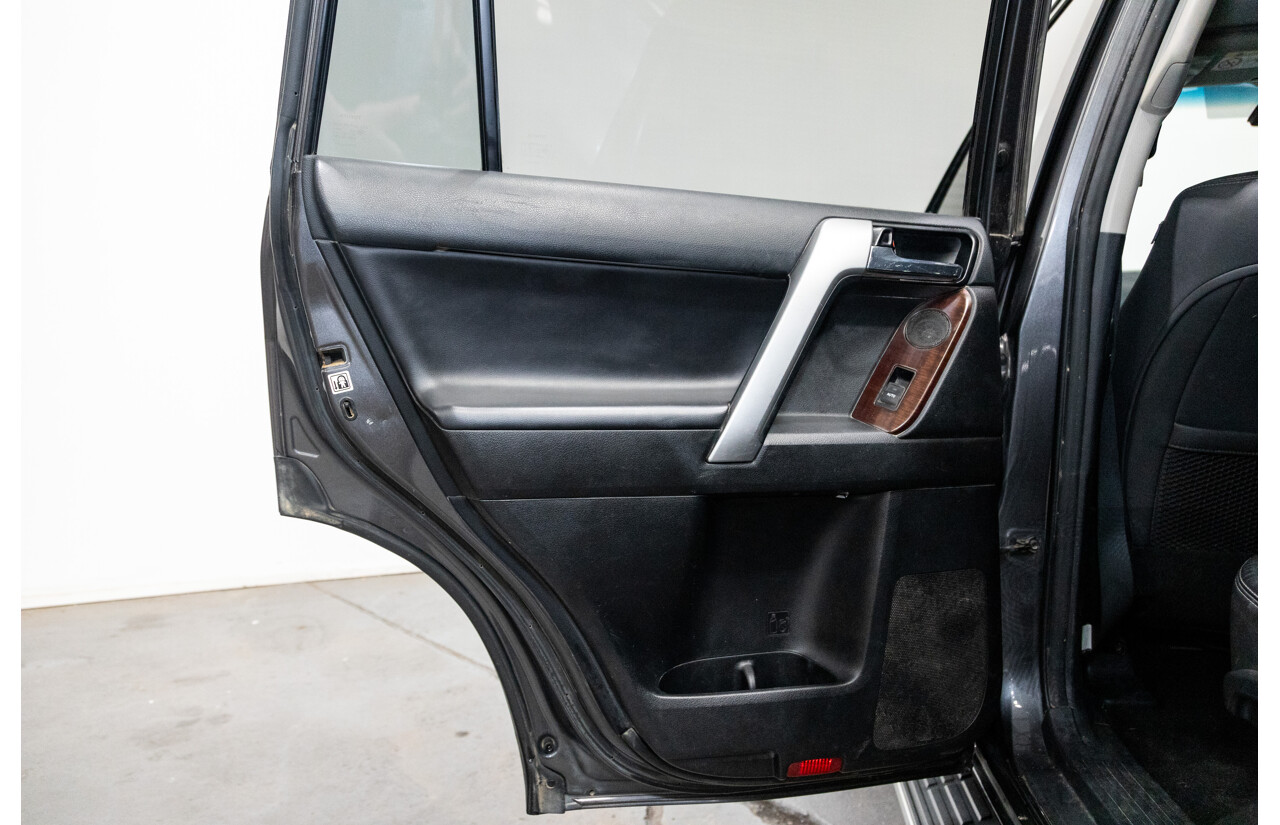 10/2013 Toyota Landcruiser Prado Kakadu (4x4) KDJ150R MY14 4D Wagon Grey Turbo Diesel 3.0L - 7 seater