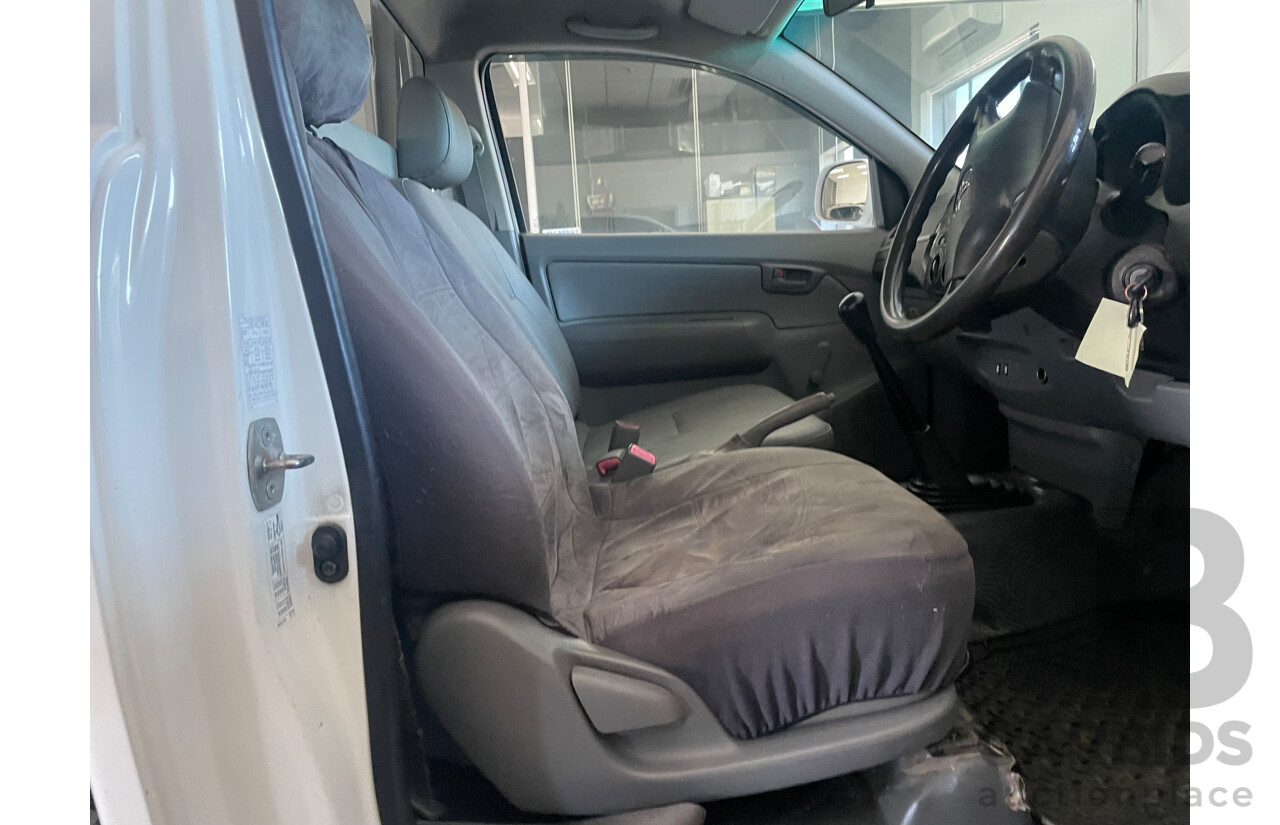 10/2005 Toyota Hilux WORKMATE RWD TGN16R C/Chas White 2.7L