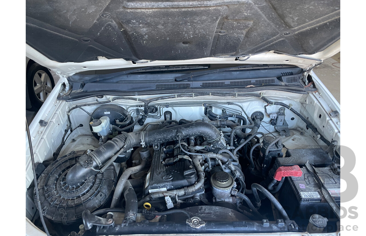 10/2005 Toyota Hilux WORKMATE RWD TGN16R C/Chas White 2.7L