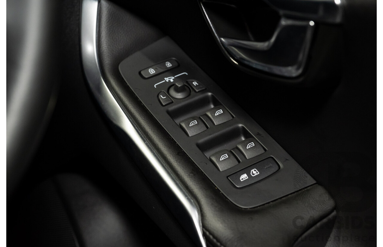 9/2017 Volvo V40 T3 Kinetic M MY16 5d Hatchback Metallic Grey Turbo 1.5L