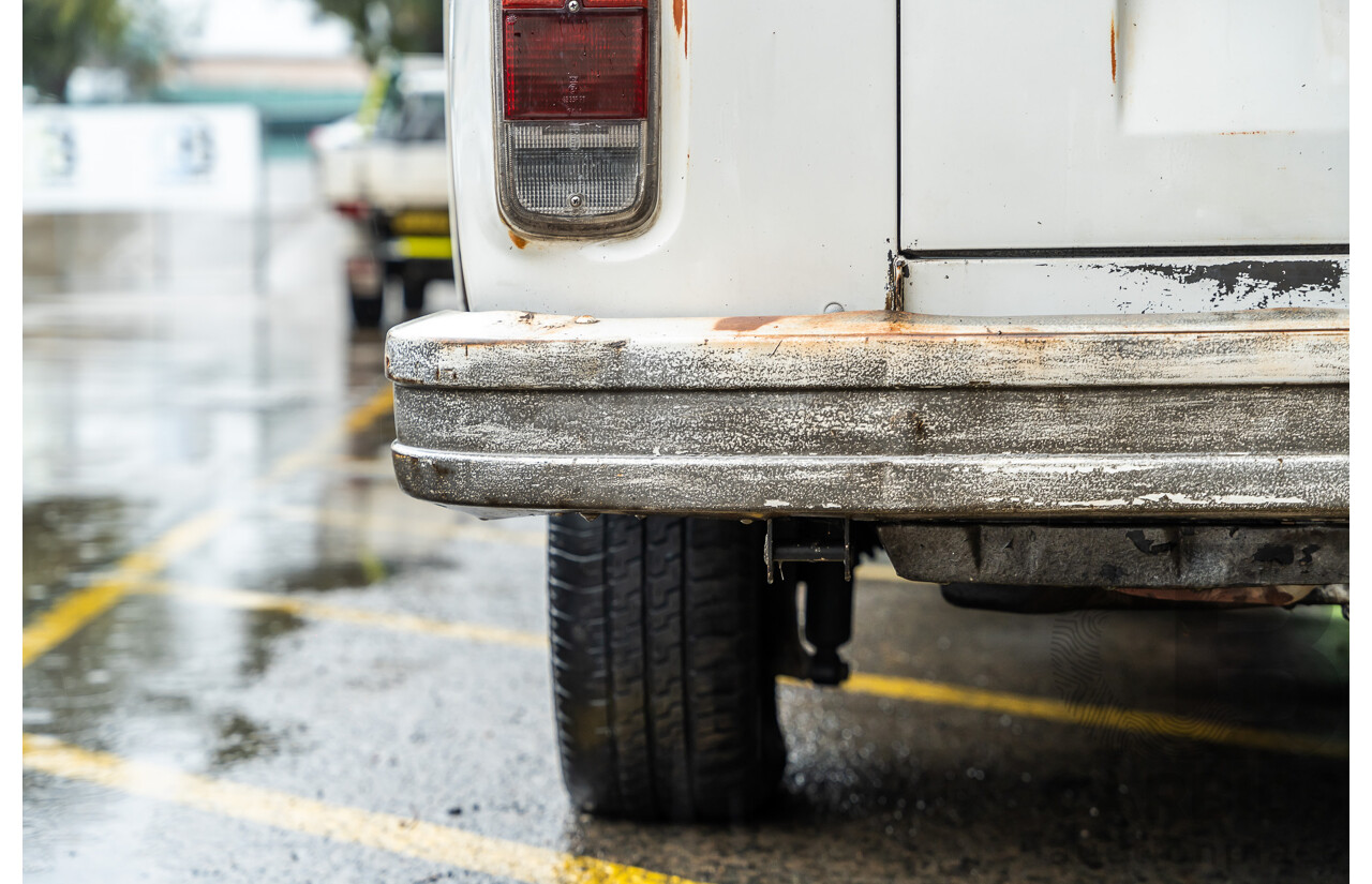 6/1975 Volkswagen Kombi Type 2 T2 Microbus Transporter Van White 1.8L