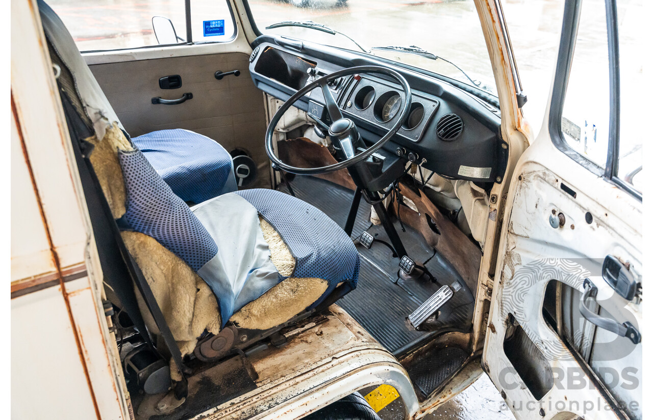 6/1975 Volkswagen Kombi Type 2 T2 Microbus Transporter Van White 1.8L