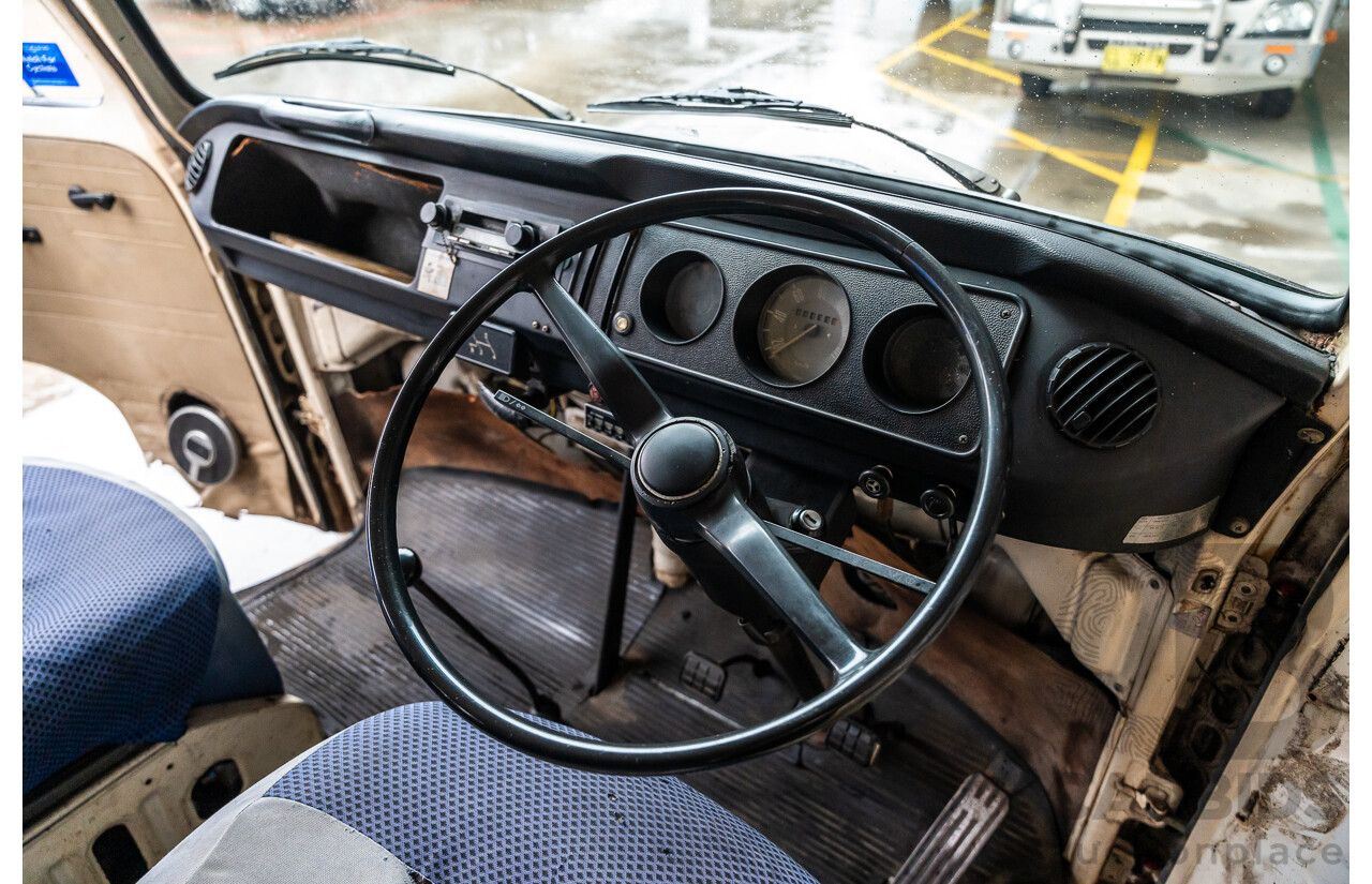 6/1975 Volkswagen Kombi Type 2 T2 Microbus Transporter Van White 1.8L