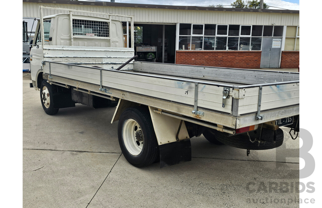 1/1977 Mazda E2000 2000kg 4M  Tray White 2.0L