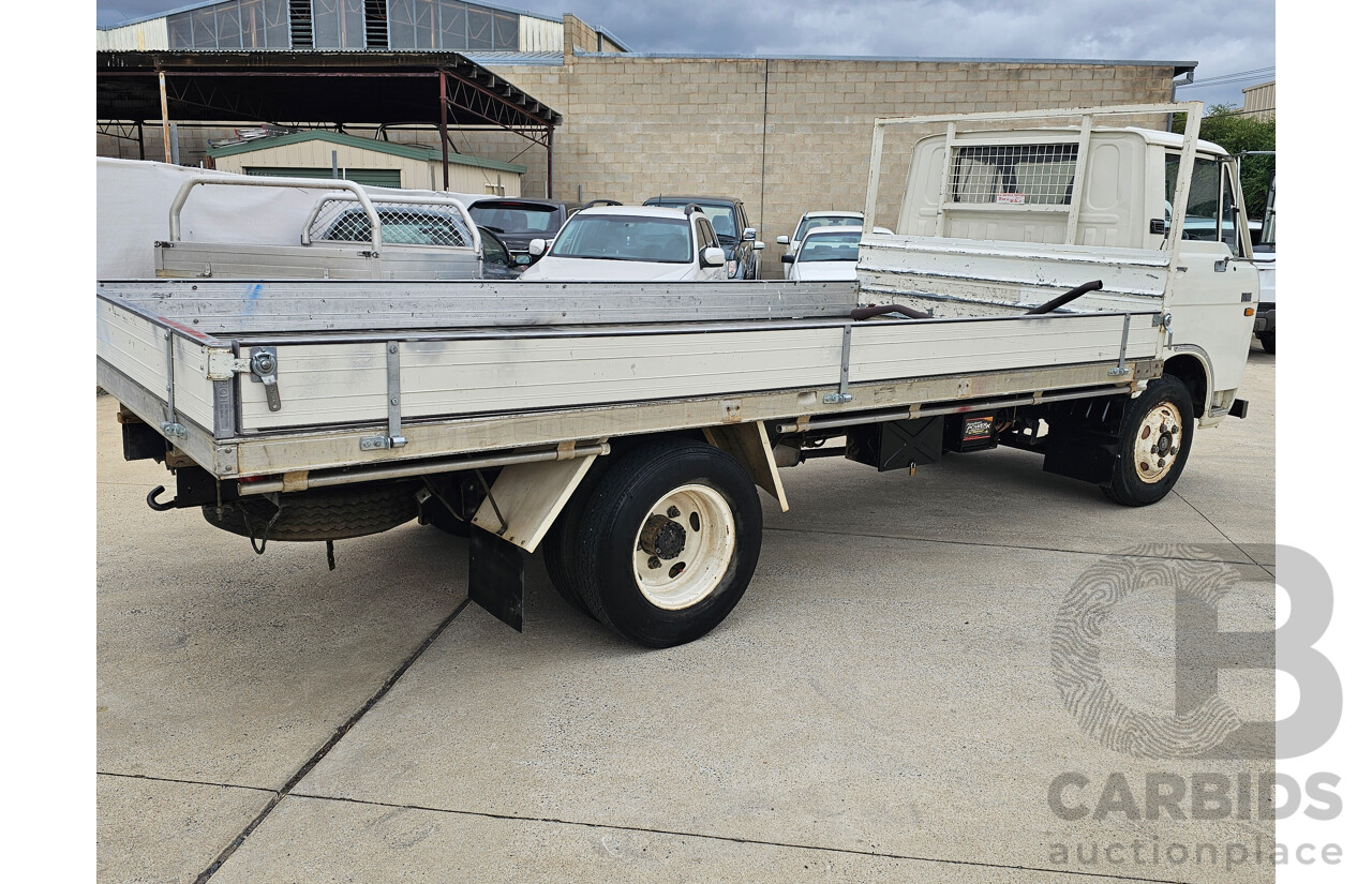 1/1977 Mazda E2000 2000kg 4M  Tray White 2.0L