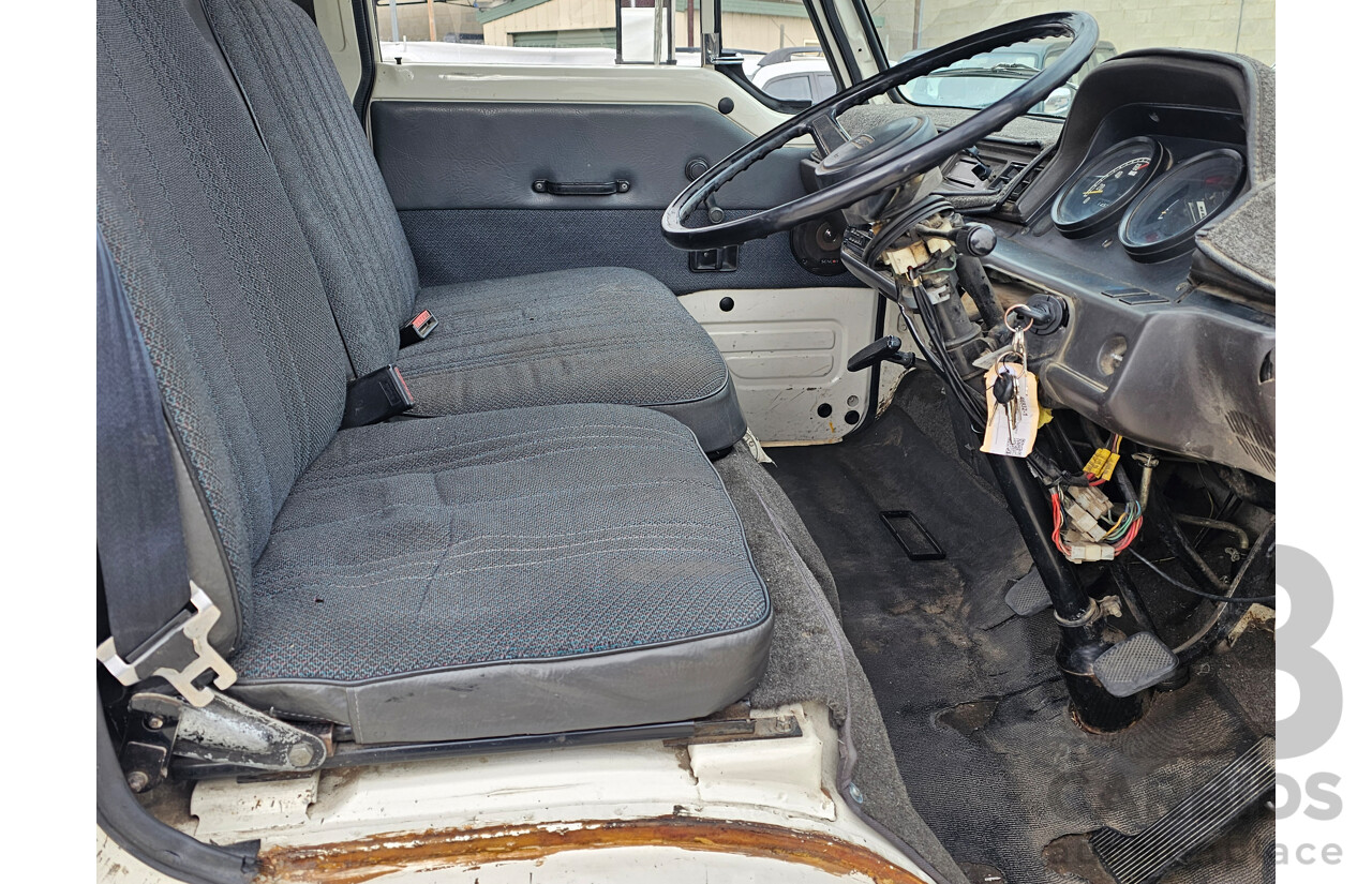 1/1977 Mazda E2000 2000kg 4M  Tray White 2.0L