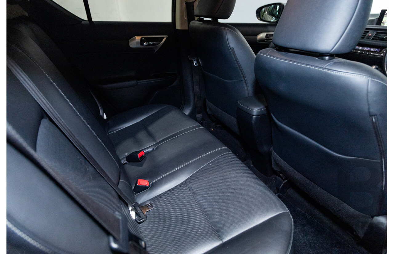 02/2015 Lexus CT 200H Hybrid Sports Luxury ZWA10R MY15 5D Hatchback Metallic Silver 1.8L