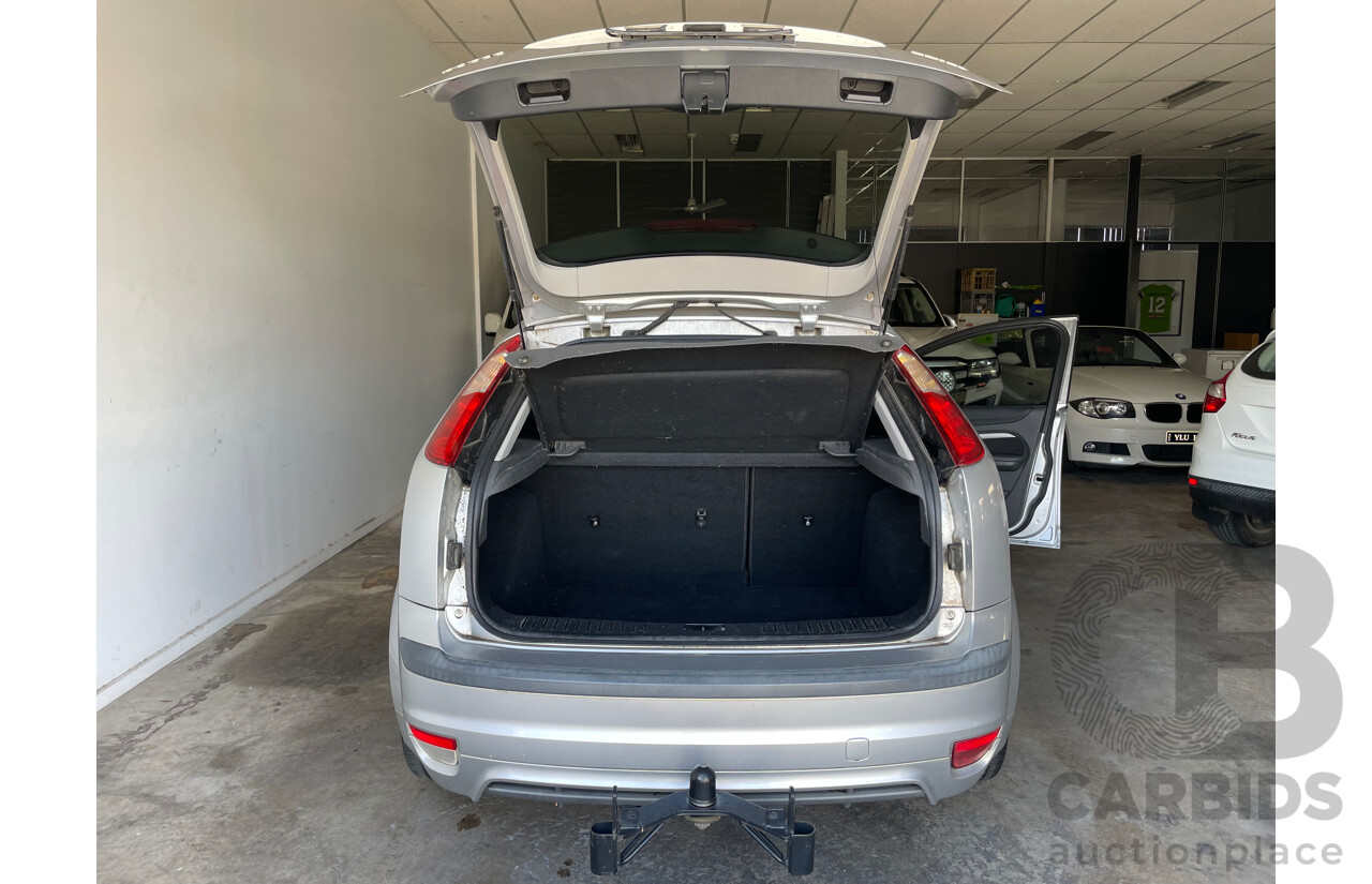 10/2006 Ford Focus ZETEC FWD LS 5D Hatchback Silver 2.0L