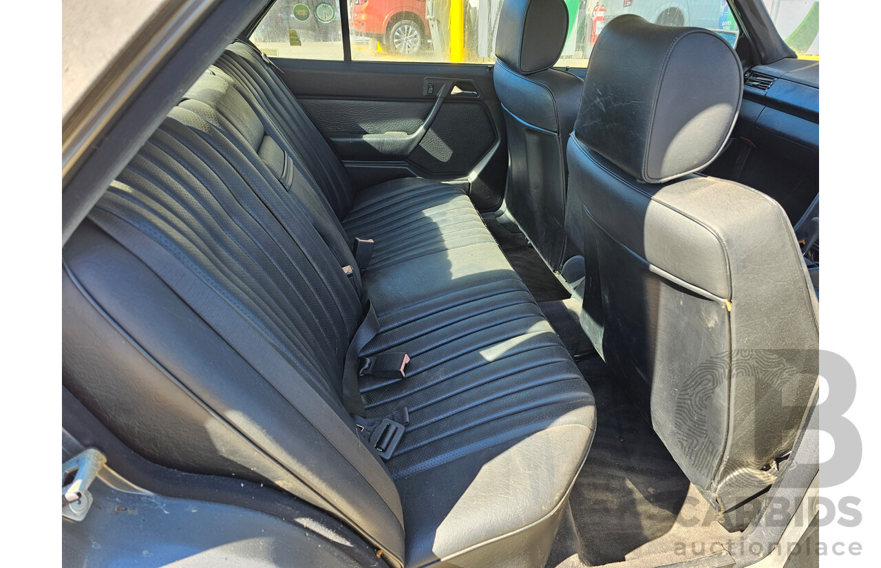 10/1987 Mercedes-Benz 230 E W124 4d Sedan 2.3L