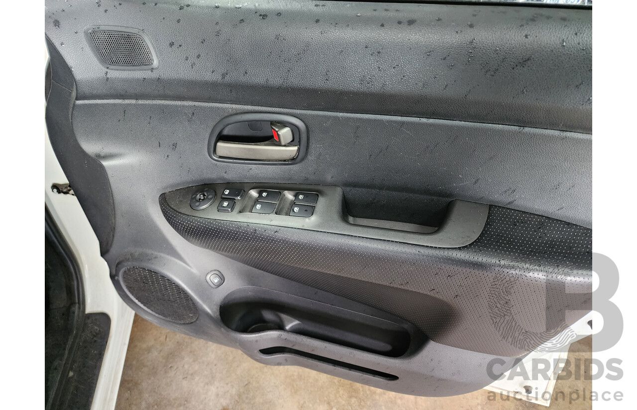 08/2008 Kia Rondo EX FWD UN 4D Wagon White 2.0L