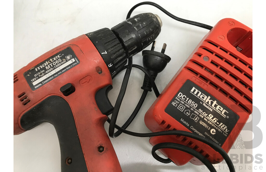 Maktec (MT065) Cordless 18V Drill with Batteries and Charger