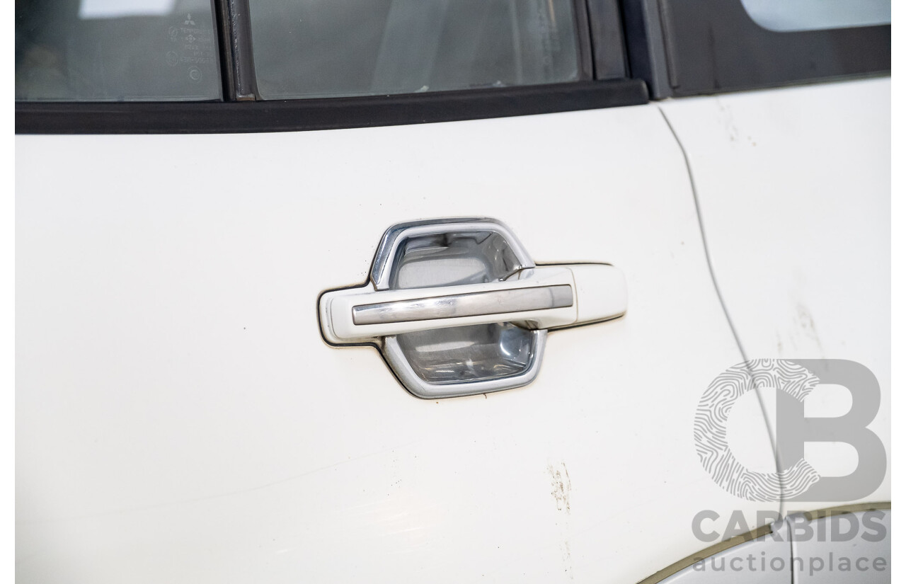 9/2002 Mitsubishi Pajero Exceed LWB (4x4) NM 4d Wagon White V6 3.5L - 7 Seater
