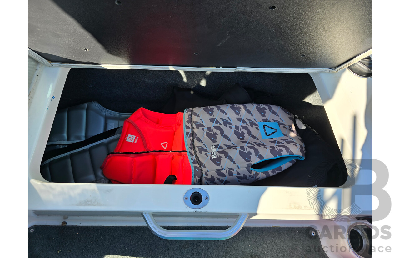 2019 MasterCraft NXT22 6.7m 14 Person Ski & Wake Boat Calypso Green 5.7L V8 320hp with 08/2018 Boatmate NXT22 Boat Trailer